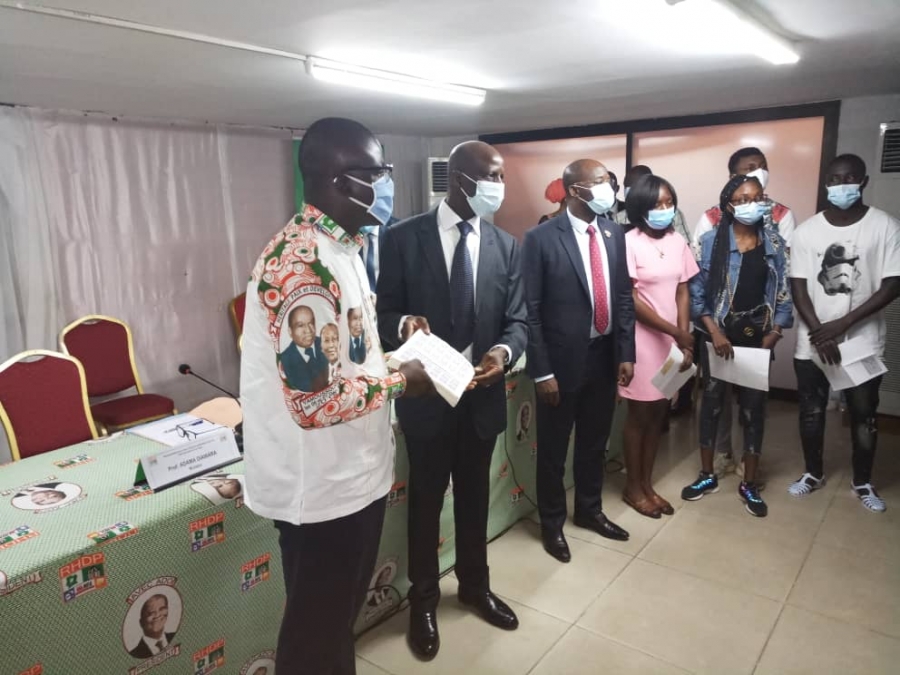 Le ministre Adama Diawara offres 4500 timbres à la jeunesse du Rhdp