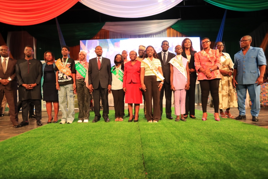Côte d’Ivoire : Assi Sarah Eunice, la jeune lycéenne de Sainte Marie de Cocody remporte le grand prix de miss mathématique 2025