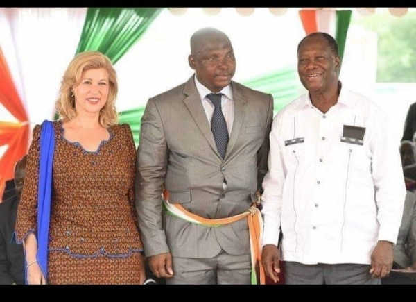 Kader Sylla (au milieu) posant avec le couple présidentielle lors d'une visite d'Etat à Tiassalé, alors qu'il était maire de sa cité