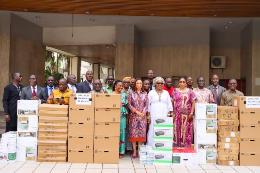 Côte d&#039;Ivoire /Remise de matériels informatiques et mobiliers de bureau : la ministre Françoise Remarck équipe ses directeurs régionaux