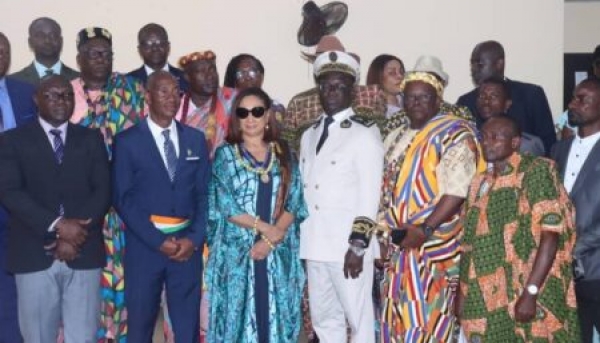 Côte d'Ivoire/Patrimoine culturel : Françoise Remarck honore le doyen Doubé Godé Étienne, le THV du village d’Adiapoto1