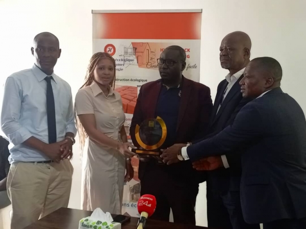 Lutte contre la vie chère : Me. Tra Dje Bi Kalou reçoit le prix Or des Consommateurs de Côte d'Ivoire