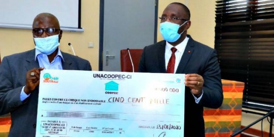 Crédit &quot;Soutrali&quot;: Le ministre Souleymane Diarrassouba remet les chèques aux premiers bénéficiaires de la carte professionnelle de commerçants