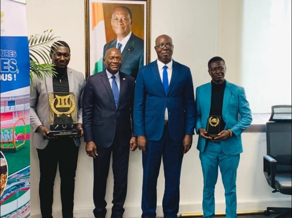 Côte d’Ivoire : Adjé Silas Metch reçoit le Super Ebony 2024 et le meilleur journaliste sportif