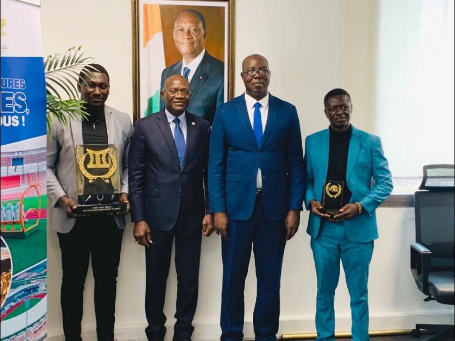 Côte d’Ivoire : Adjé Silas Metch reçoit le Super Ebony 2024 et le meilleur journaliste sportif