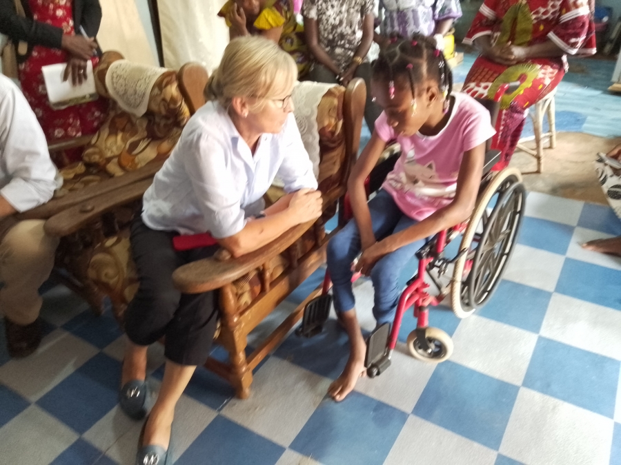Mobilité des personnes handicapées : Cristiana Fessner (D.E, Fondation canadienne de Chaise Roulante) félicite le travail de la CAPH-CI