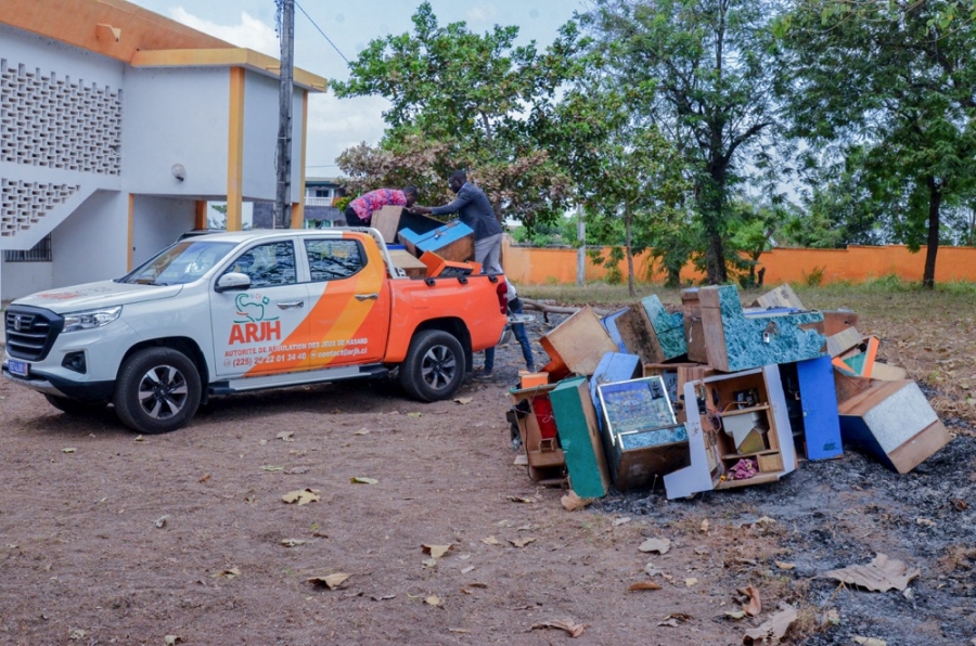 Côte d’Ivoire : l’ARJH incinère plusieurs machines de jeu de hasard à Abidjan