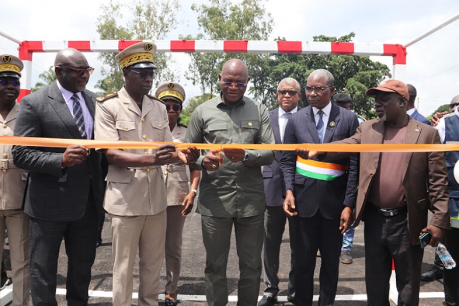 Côte d’Ivoire: le ministre Silas Metch remet trois infrastructures sportives aux lycées 1 et 2 de Bouaflé