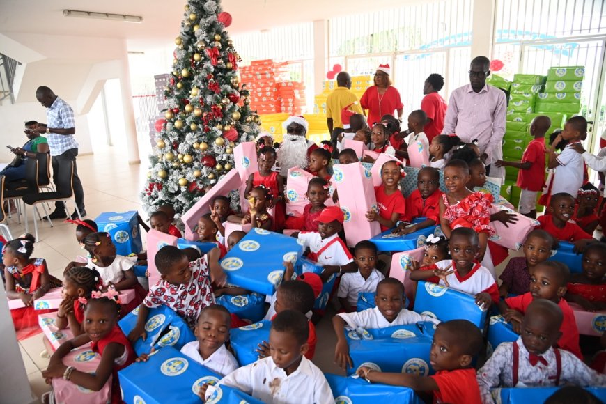 Arbre de Noël : la Première Dame Dominique Ouattara offre près de 1 000 cadeaux aux élèves du Groupe Scolaire d’Excellence Children of Africa d’Abobo