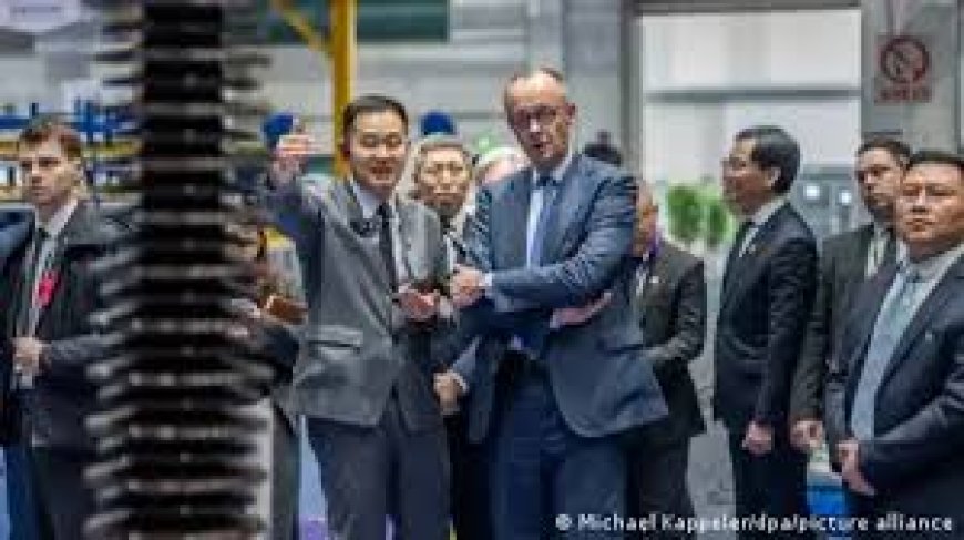 Le chancelier allemand Merz visite une entreprise de robotique lors de son voyage en Chine