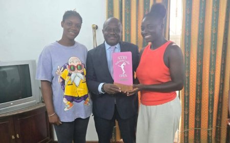 Tennis : Sadjo Coulibaly présente son trophée de l’Open féminin d’Accra à la Fédération