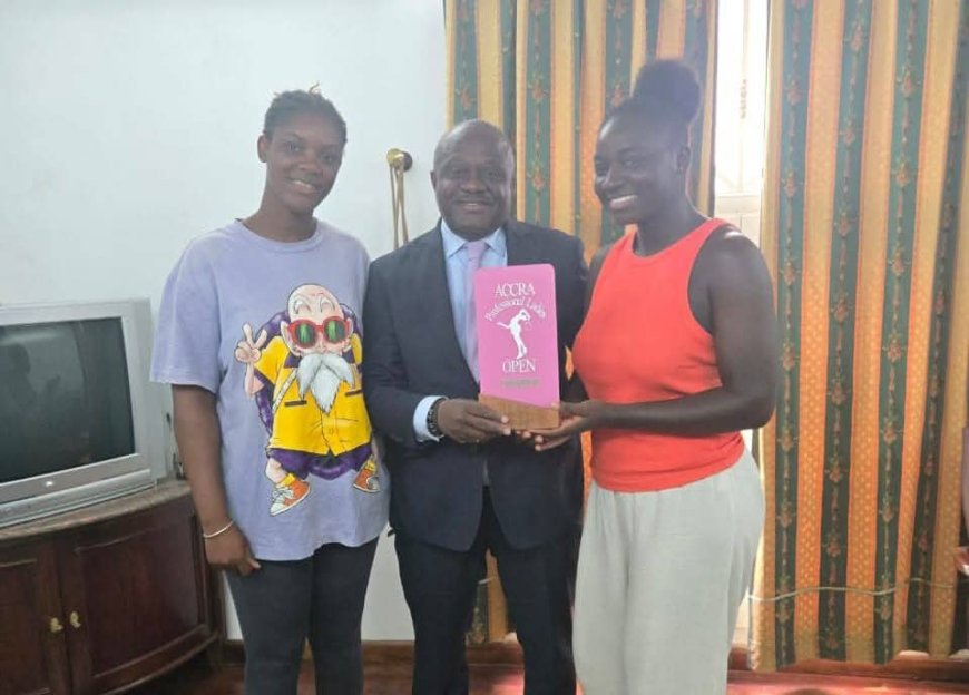 Tennis : Sadjo Coulibaly présente son trophée de l’Open féminin d’Accra à la Fédération