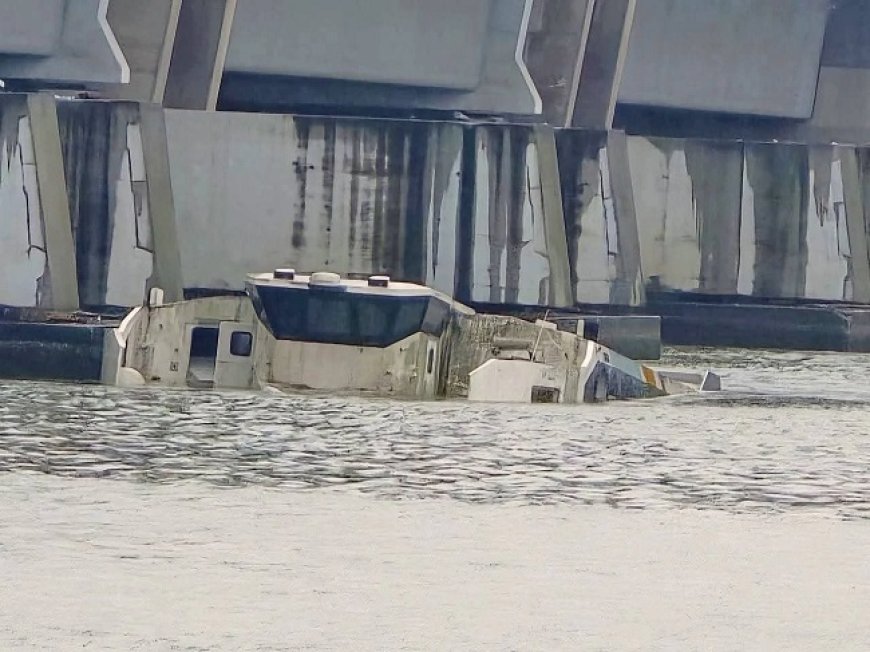 Côte d’Ivoire : un bateau échoue sur la lagune ébrié sous le pont Félix Houphouët-Boigny