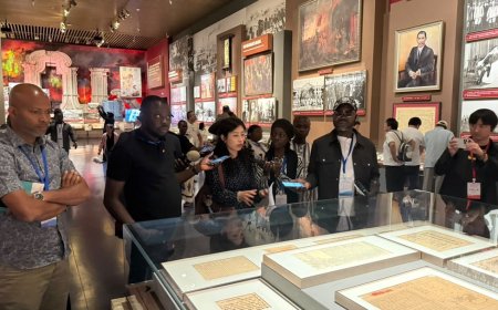 Un siècle d’histoire chinoise raconté à des journalistes ivoiriens, lors d’une visite au Musée du PCC à Pékin