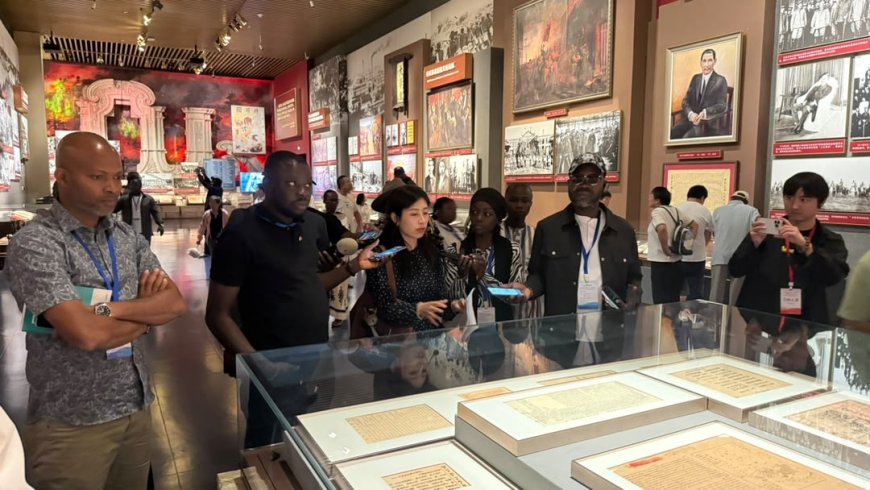 Un siècle d’histoire chinoise raconté à des journalistes ivoiriens, lors d’une visite au Musée du PCC à Pékin